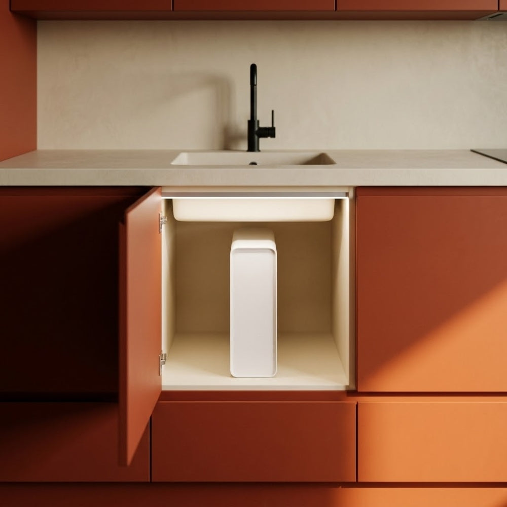 Osmoseur d'eau Compact 600 pH PureOsmose installé sous l'évier dans un meuble de cuisine éclairé