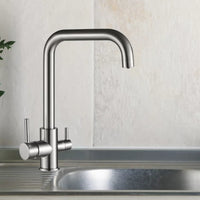 Robinet 3 voies Berlin PureOsmose installé sur un évier de cuisine en inox
