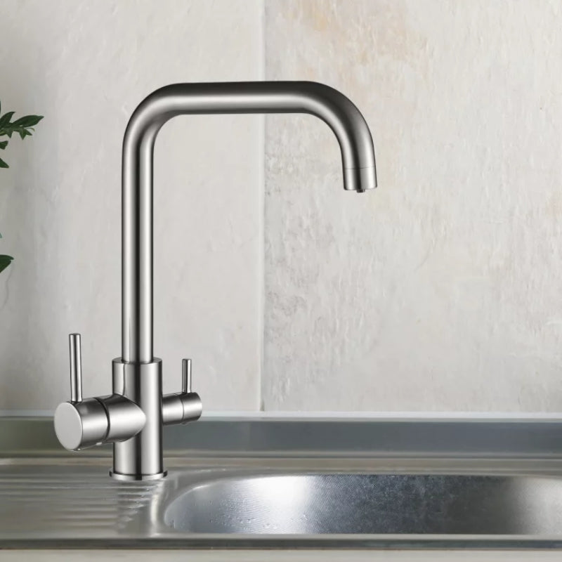 Robinet 3 voies Berlin PureOsmose installé sur un évier de cuisine en inox