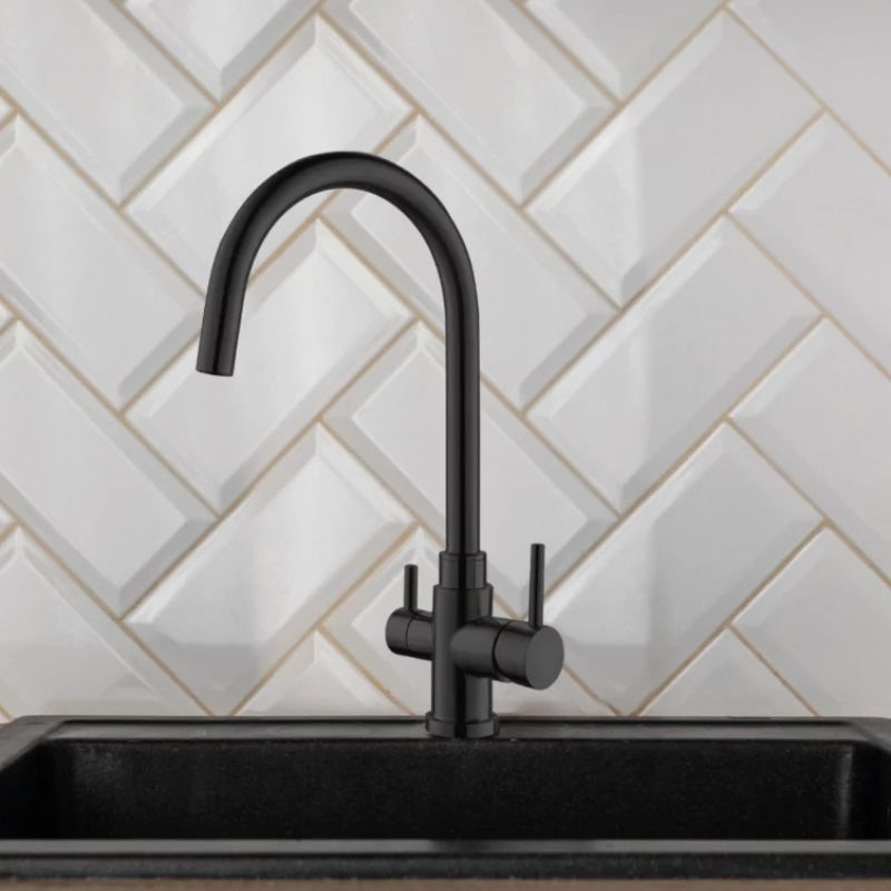 Robinet 3 voies London PureOsmose installé sur un évier de cuisine noir