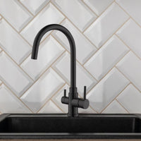 Robinet 3 voies London PureOsmose installé sur un évier de cuisine noir