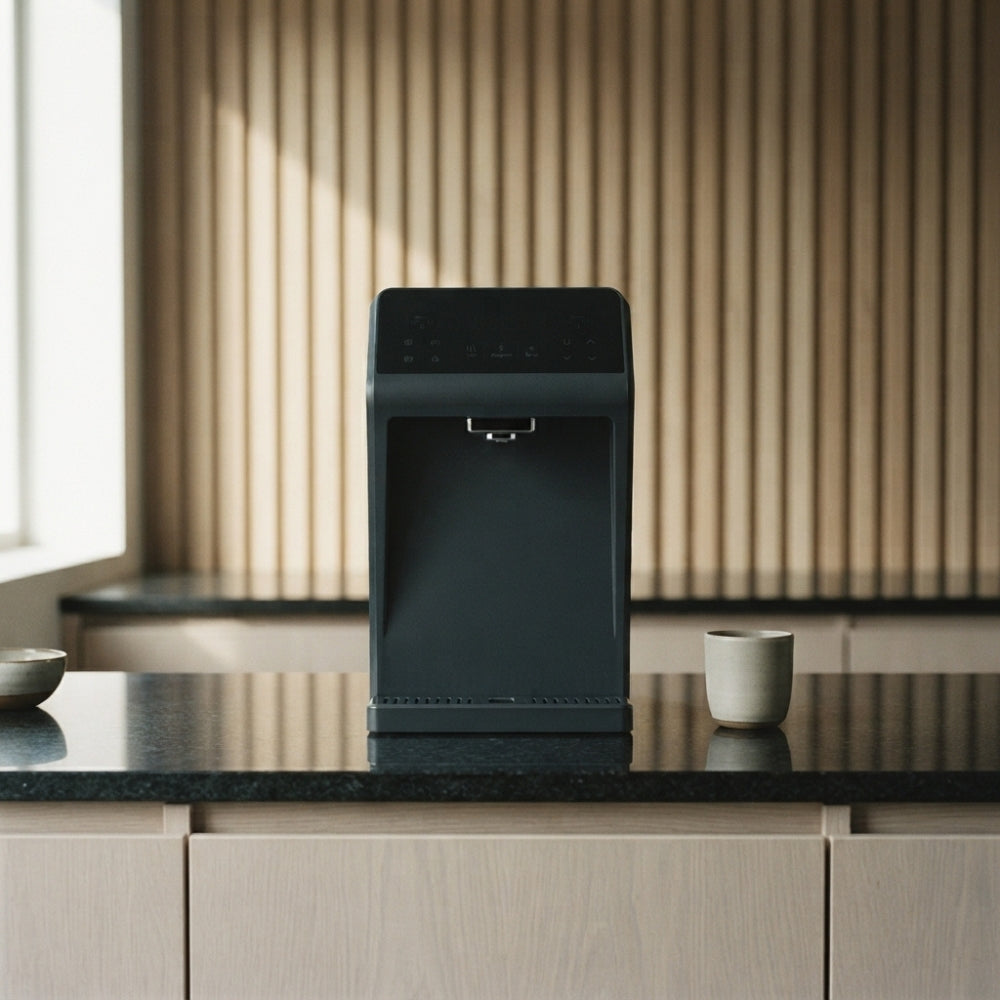 Fontaine à eau osmosée Blue Tech 2.0 PureOsmose posée sur un plan de travail de cuisine