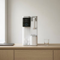 Fontaine à eau osmosée RO Moon PureOsmose posée sur un buffet, remplissant une carafe