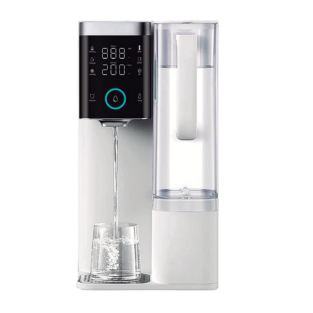 Fontaine à eau osmosée RO Moon PureOsmose remplissant un verre d'eau filtrée